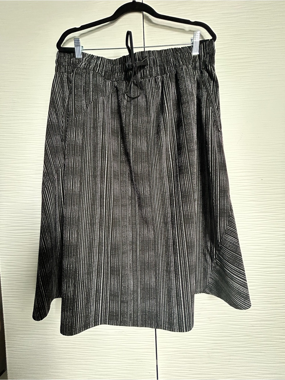 ❣️pockets!❣️Athleta Black Pinstriped Skirt